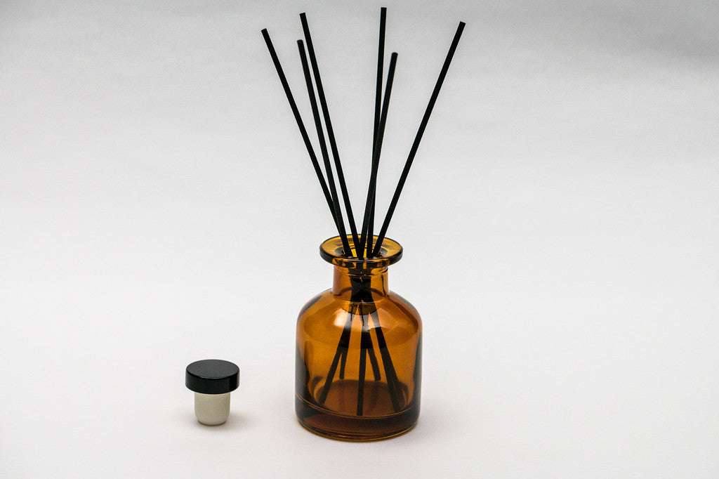 Pack 56 Mikado 150 ml difusor vidrio ámbar curvo con tap. varillas n.