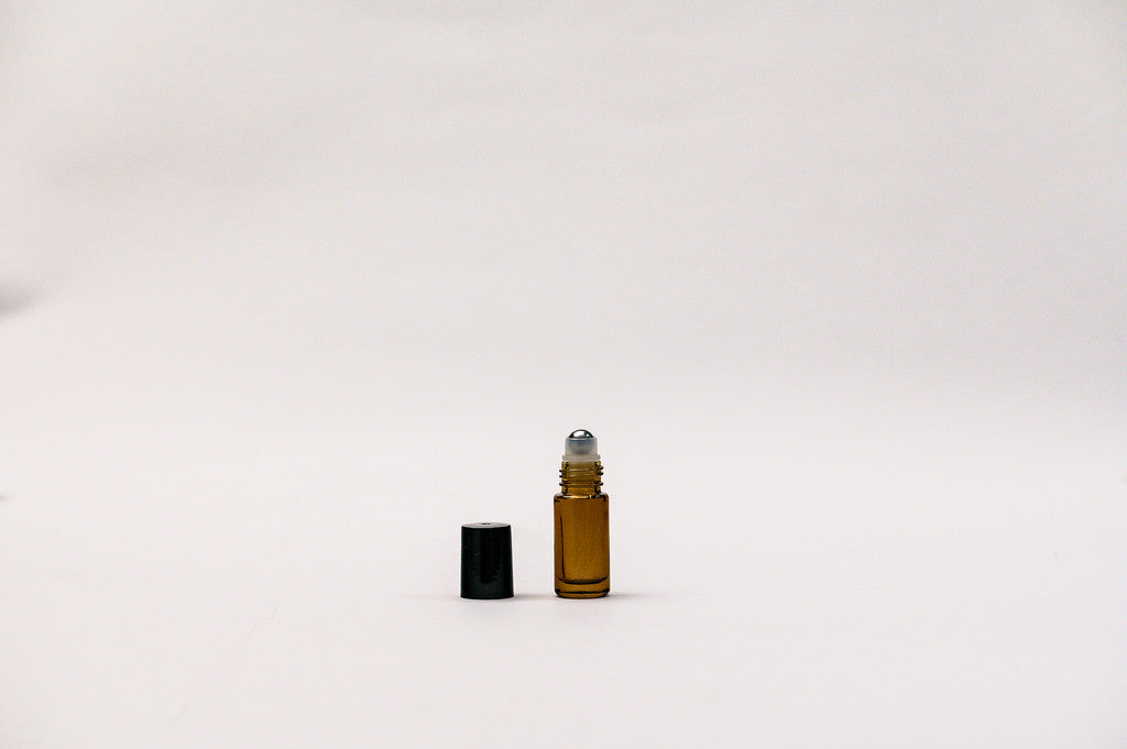 Roll on 5 ml vidrio grueso ámbar tapa negra bola