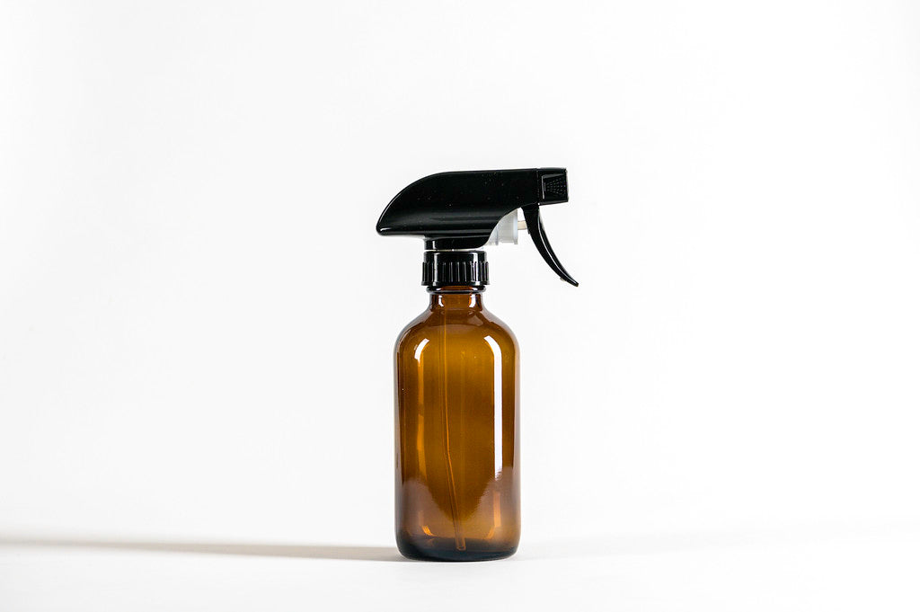 Botella 240 ml vidrio ámbar gatillo cuadrado negro con blanco 28/410