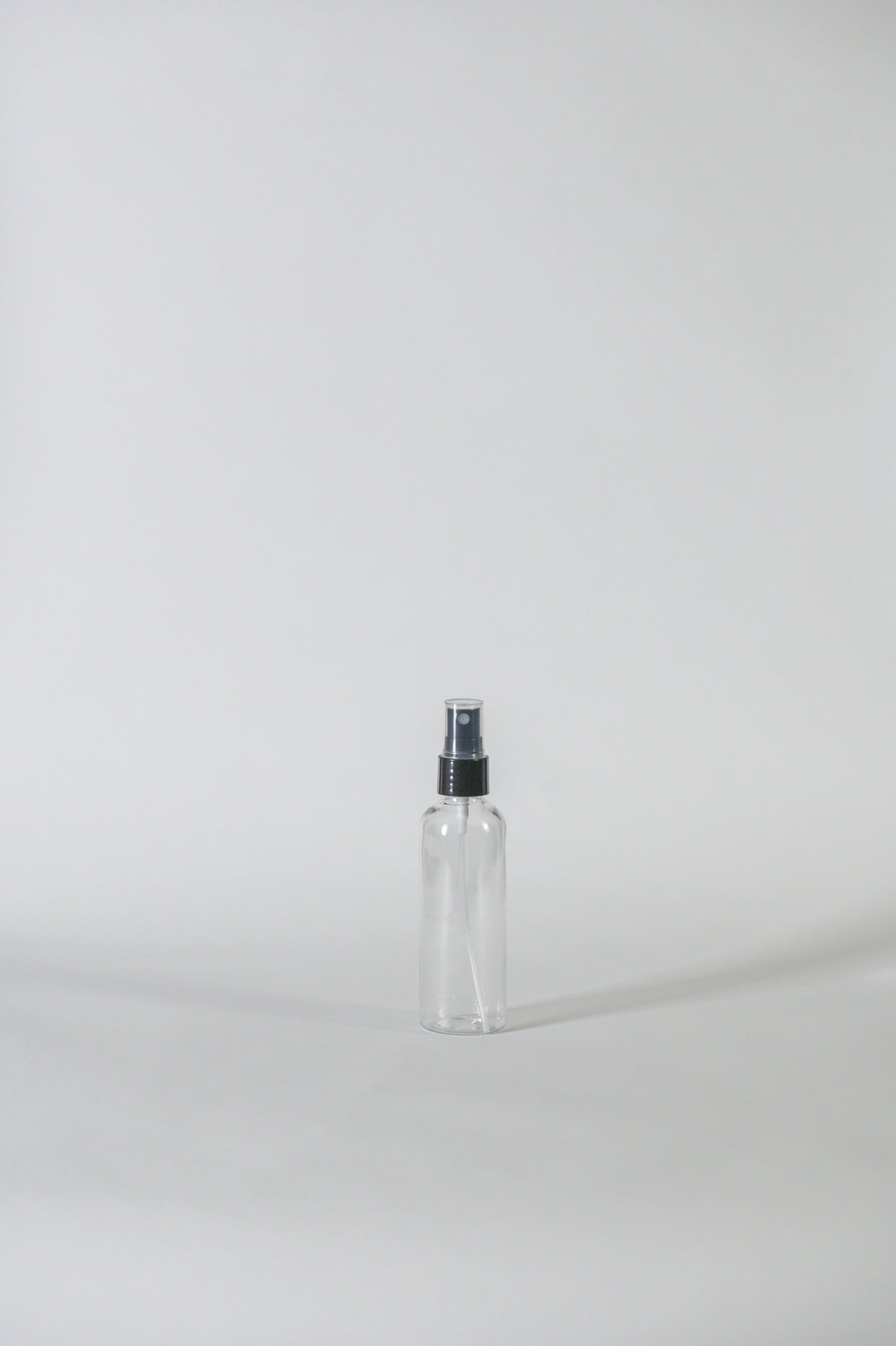 Botella 100 ml plástico transparente con spray negro 20/410